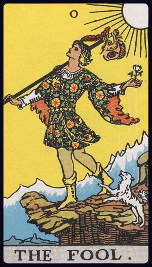 Tarotkarte Der Narr im Tarot (Rider–Waite): junger Reisender mit Bündel am Abgrund, weiße Rose und Hund – Bedeutung Symbol für Neubeginn.