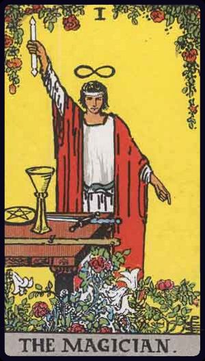 der magier tarot bedeutung: Der Magier mit Lemniskate, „wie oben, so unten“-Geste und den vier Werkzeugen (Stab, Kelch, Schwert, Münze) – Wille und Manifestation.