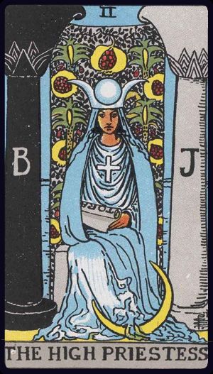 Tarotkarte Die Hohepriesterin (Rider–Waite): zwischen den Säulen Boas und Jachin, TORA-Schriftrolle, Mondsichel, Granatapfel-Vorhang – Symbol für Intuition und verborgenes Wissen.