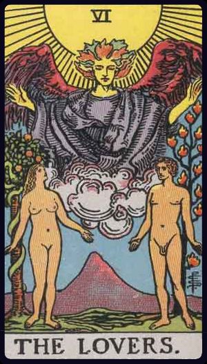 Tarotkarte Die Liebenden (Rider–Waite, VI): Adam und Eva vor Engel Raphael, Sonne, Schlange am Baum der Erkenntnis, Flammenbaum hinter dem Mann, Berg – Symbol für Wahl, Beziehung und Werte.