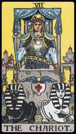 Tarotkarte Der Wagen (Rider–Waite): Wagenlenker im Streitwagen mit schwarzer und weißer Sphinx, Sternenzelt, Stadtmauer – Bedeutung: Wille, Richtung, Sieg.