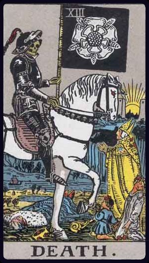 der tod tarot bedeutung: gerüsteter Skelett-Reiter auf weißem Pferd mit schwarzer Fahne (weiße Rose); Sonne zwischen zwei Türmen – Transformation, Ende, Neubeginn.