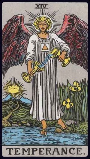 mäßigkeit tarot bedeutung: geflügelter Engel gießt Wasser zwischen zwei Kelchen; ein Fuß im Wasser, einer an Land; Pfad zur goldenen Krone – Ausgleich, Balance, Maßhalten, Harmonie.