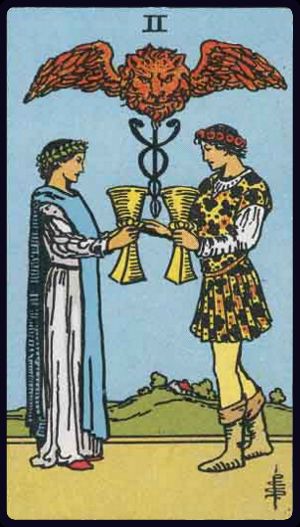 zwei der kelche tarot bedeutung: zwei Figuren reichen sich Kelche, über ihnen Caduceus mit Löwenkopf – Verbindung, Einigung, gegenseitiger Respekt.