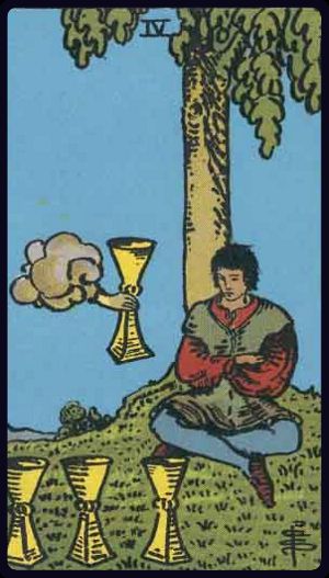 vier der kelche tarot bedeutung: Figur unter Baum blickt auf drei Kelche, Hand aus Wolke reicht vierten – Nachdenken, Stille, neue Chance erkennen.