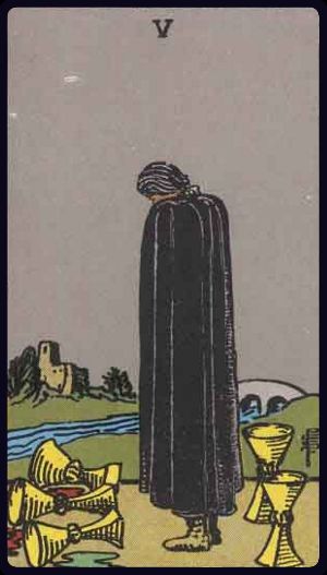 fünf der kelche tarot bedeutung: schwarze Gestalt beklagt umgestürzte Kelche; zwei stehen noch, Brücke und Turm im Hintergrund – Verlust, Fokuswechsel.