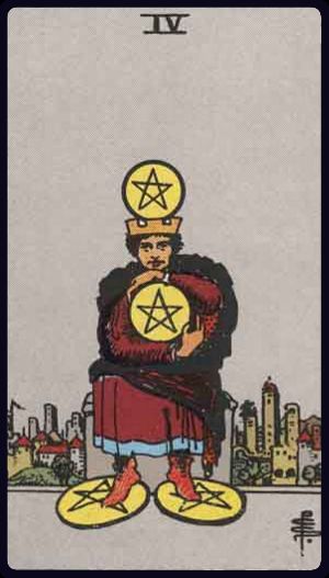 vier der münzen tarot bedeutung: sitzende Figur hält Münze fest, zwei unter den Füßen, eine auf dem Kopf; Stadt im Hintergrund – Besitz, Sicherheit, Festhalten, Kontrolle.