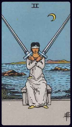 zwei der schwerter tarot bedeutung: sitzende, blind gefaltete Figur mit gekreuzten Schwertern am Meer, Mondsichel, Abwägung, Entscheidung, innere Balance.