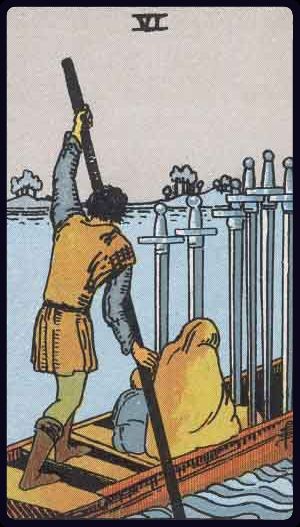 sechs der schwerter tarot bedeutung: Boot mit drei Personen, Schwerter stecken im Bug, ruhigeres Wasser voraus – Übergang, Erleichterung, Reise.