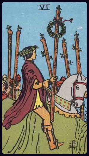 sechs der stäbe tarot bedeutung: Reiter mit Lorbeerkranz und bekränztem Stab, Gefolgschaft im Hintergrund – Sieg, Anerkennung, Erfolg.