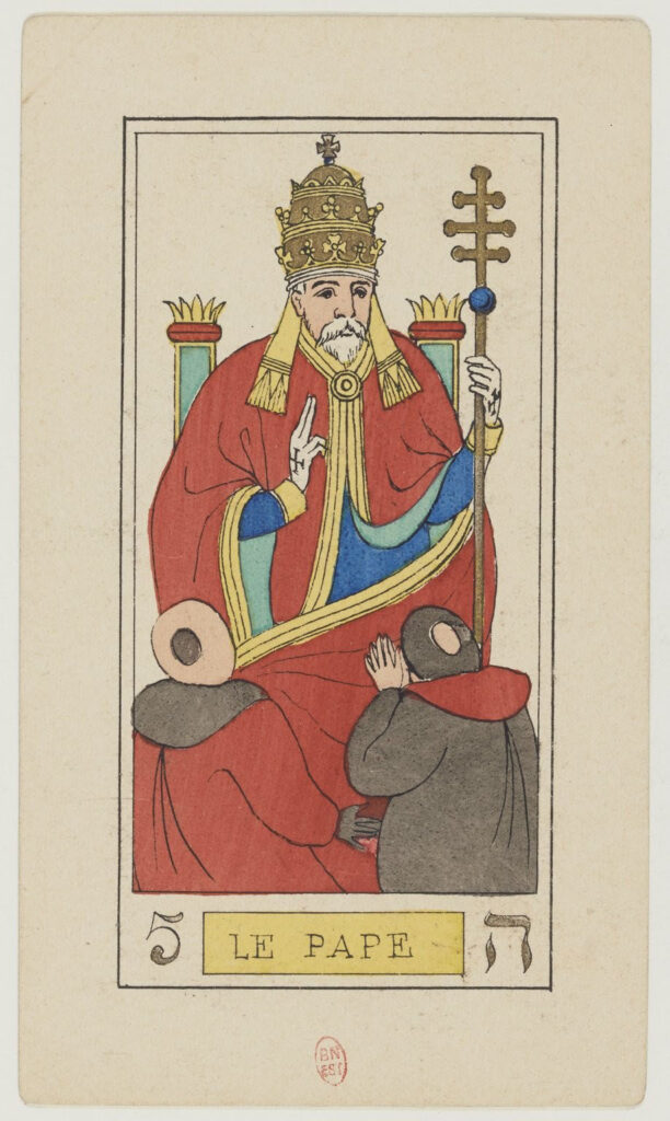 Tarot de Marseille: Le Pape (V) – Papst mit Dreifachkrone, Segensgestus und Kreuzstab vor zwei Akolythen; Symbol für Lehre, Tradition und geistliche Autorität.
