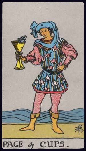 bube der kelche tarot bedeutung: junge Figur mit Kelch, aus dem ein Fisch auftaucht; Meer im Hintergrund – Intuition, Kreativität, Offenheit