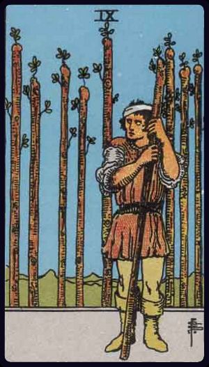 neun der stäbe tarot bedeutung: verwundeter Wächter mit Kopfverband stützt sich auf einen Stab, acht Stäbe im Hintergrund – Resilienz, Standhaftigkeit, Abgrenzung.