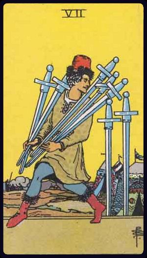 sieben der schwerter tarot bedeutung: Figur schleicht mit fünf Schwertern aus Lager, zwei bleiben zurück – Taktik, Vorsicht, List, Unabhängigkeit.