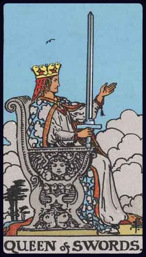 königin der schwerter tarot bedeutung: Königin mit erhobenem Schwert, Hand weist nach vorn, Wolken – Klarheit, Unterscheidung, Wahrheit
