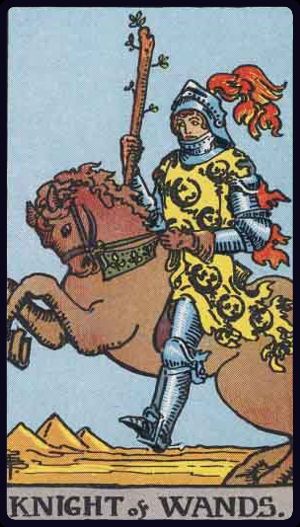 ritter der stäbe tarot bedeutung: dynamischer Reiter mit gefiedertem Helm schwingt Stab, Wüstenlandschaft – Energie, Unternehmung, Abenteuer